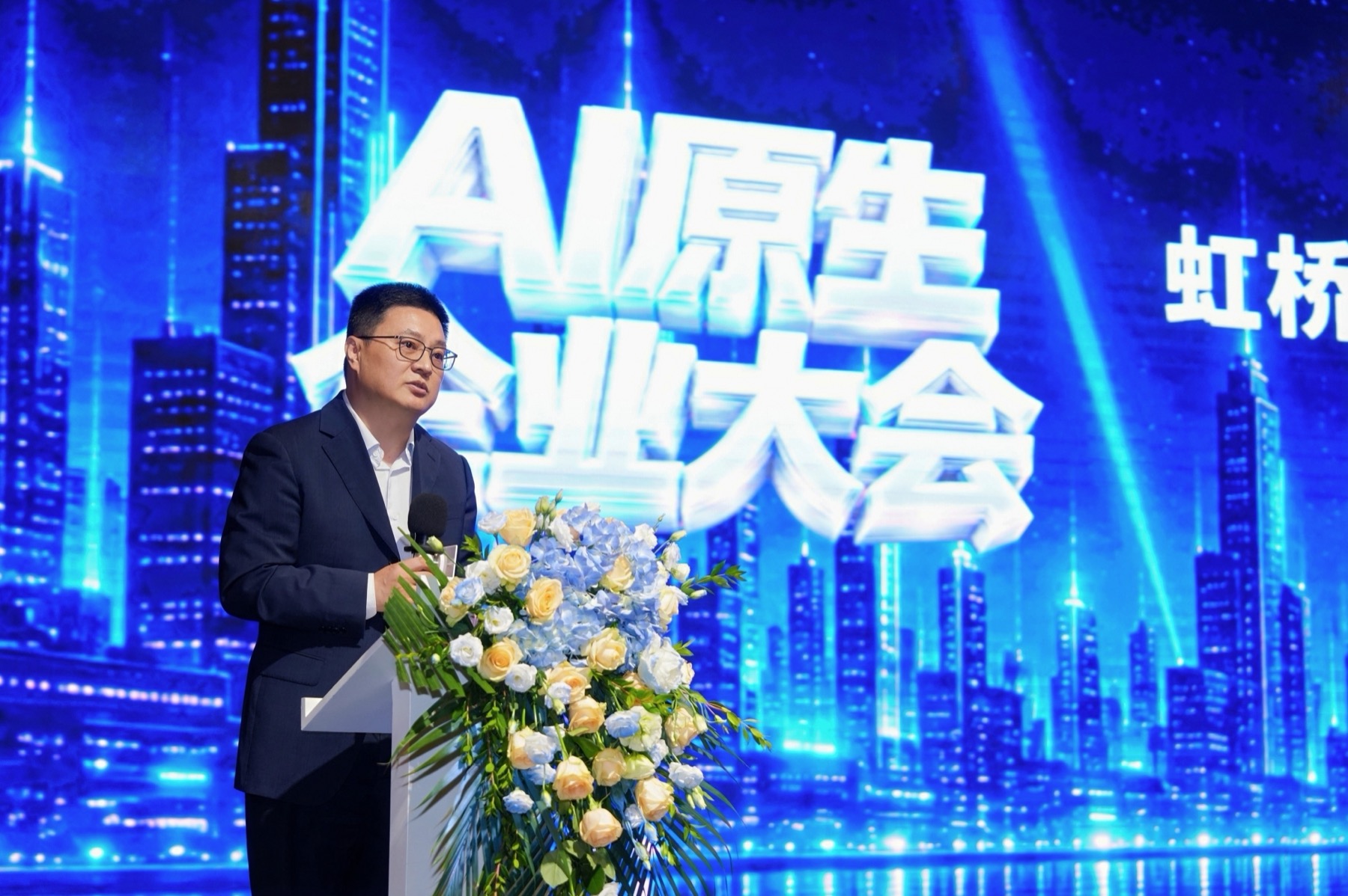 Hu Zhihong, Party Committee Member and Deputy Director of the Hongqiao International Central Business District Administrative Committee, speaking at the conference