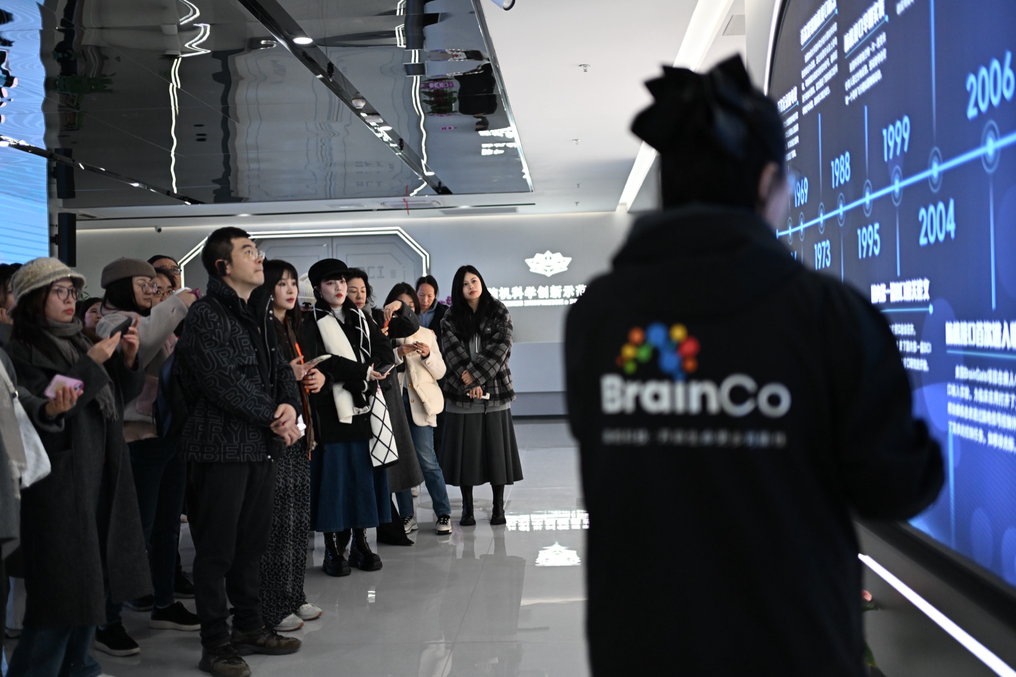 企业家参访强脑科技,了解脑机接口与智能康复技术