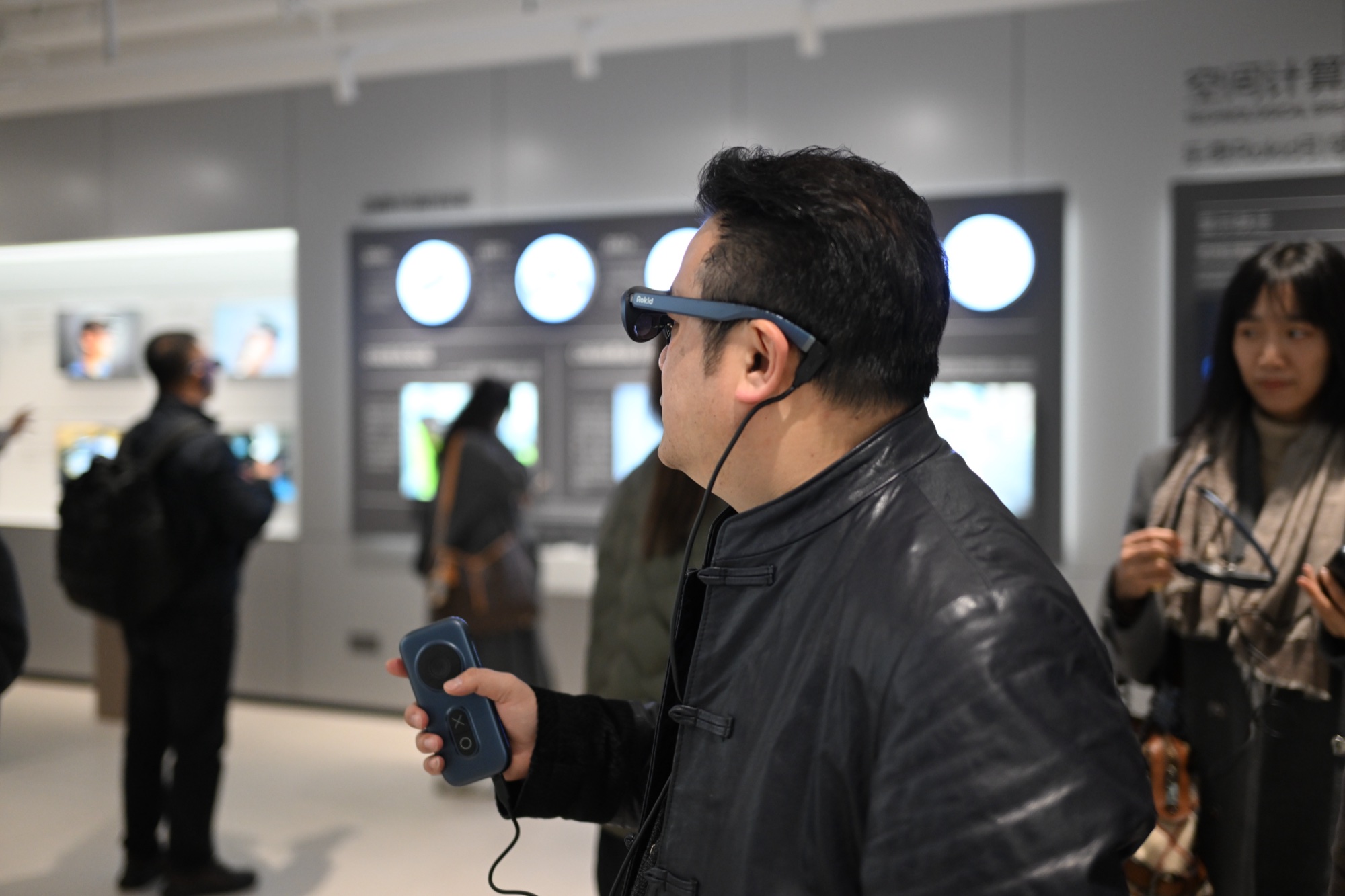 企业家参访 Rokid,体验 AI+AR 眼镜与空间计算产品
