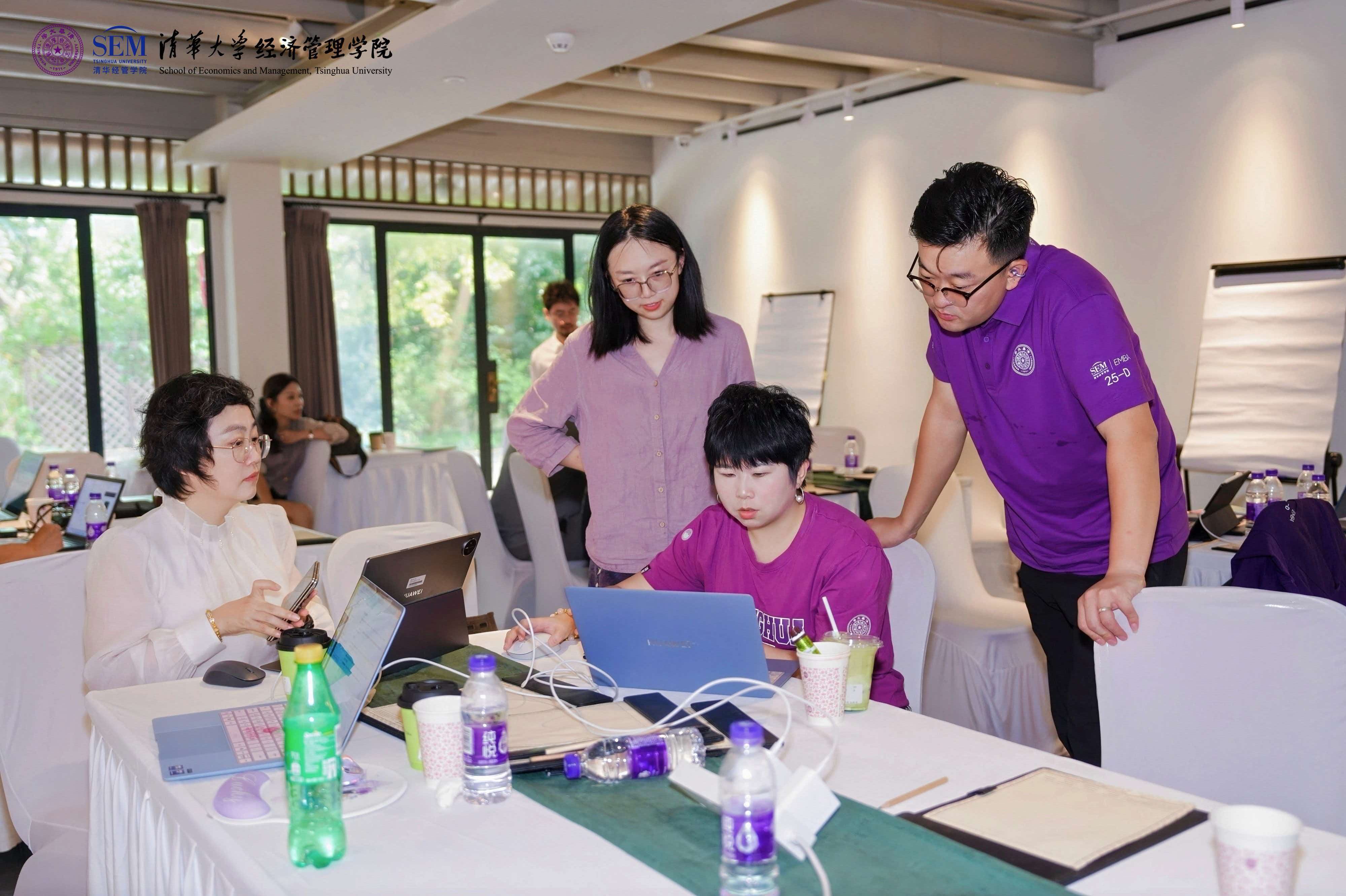 Tsinghua SEM EMBA participants work together on an entrepreneur AI second brain